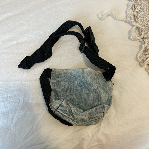 GUESS Fanny pack - Picture 3 of 3